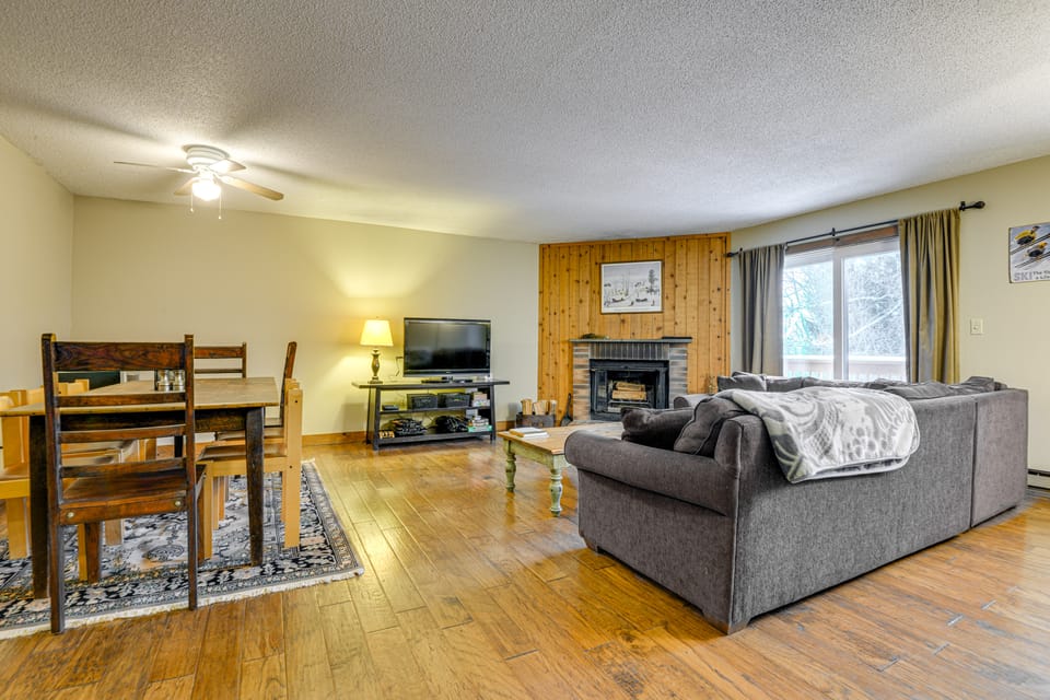 < 1 Mi to Mt Snow: Charming Condo w/ Fireplace Apartment in Dover