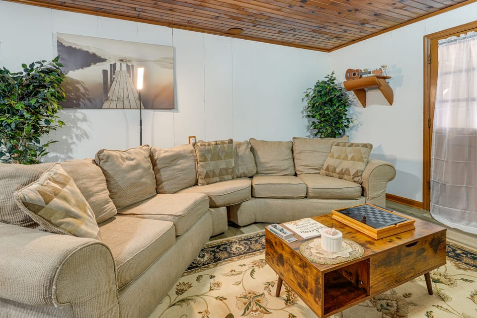 Deck & 2-Acre Yard: Quiet Getaway in Crandall! House in Georgia