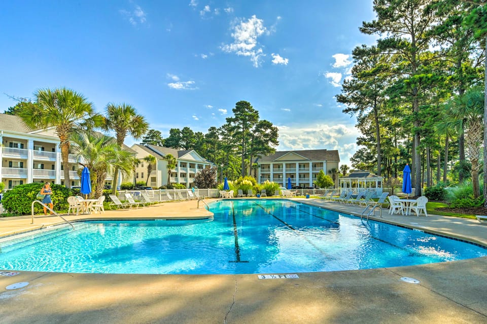 Fairway Views & Pool: Windsor Green Beach Retreat Apartment in Carolina Forest