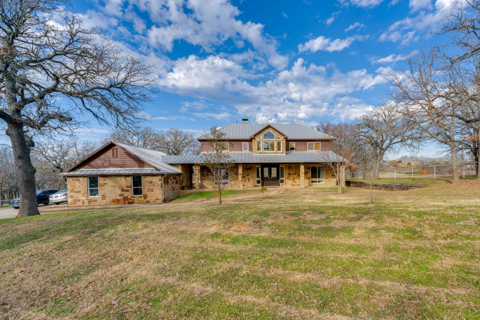11 Mi to Downtown Denton: Spacious Ranch Retreat House in Lake Lewisville