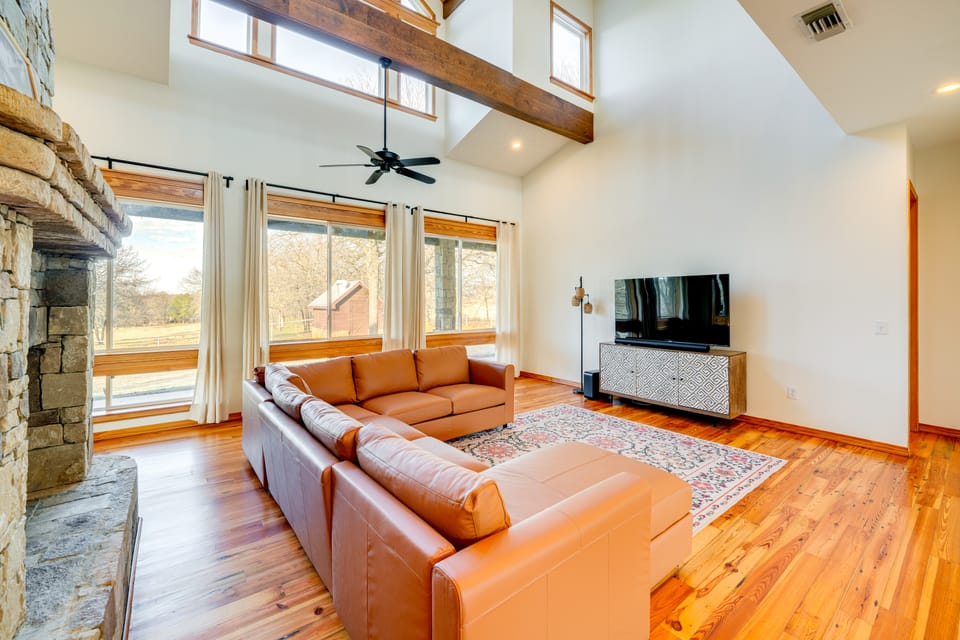 11 Mi to Downtown Denton: Spacious Ranch Retreat House in Lake Lewisville