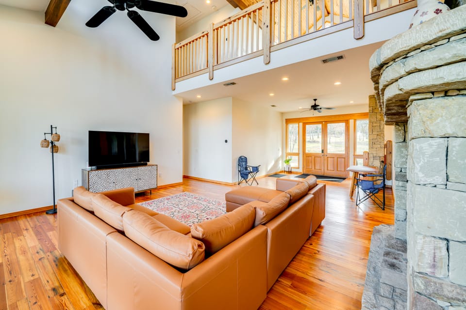 11 Mi to Downtown Denton: Spacious Ranch Retreat House in Lake Lewisville
