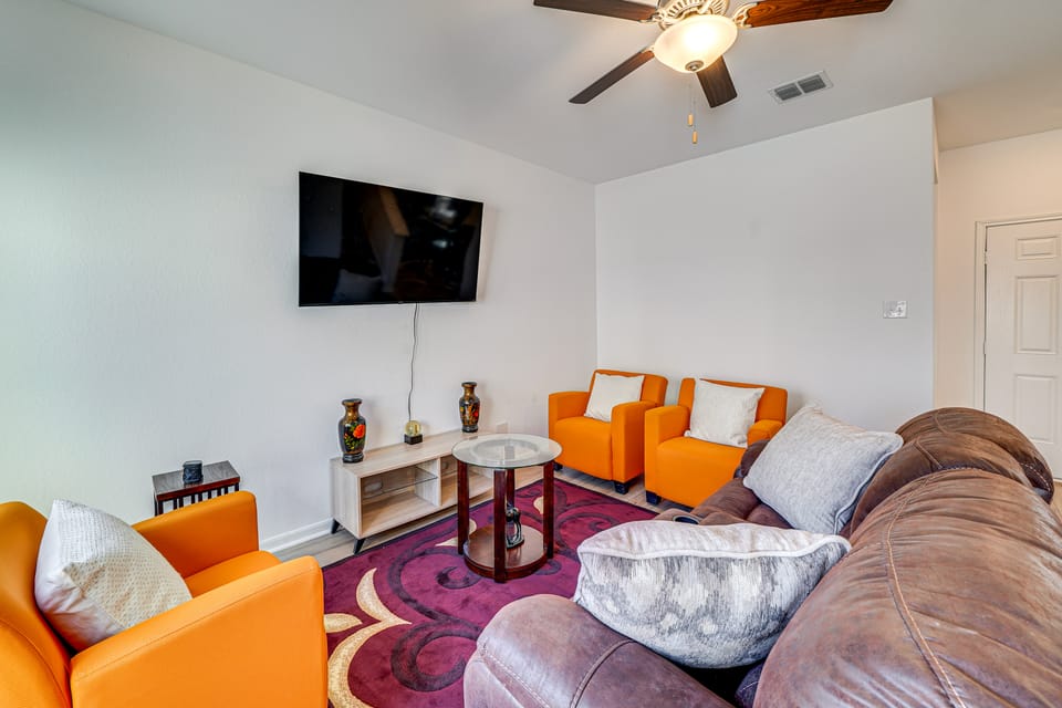 8 Mi to Lackland AFB: Pet-Friendly Home w/ Yard! House in San Antonio