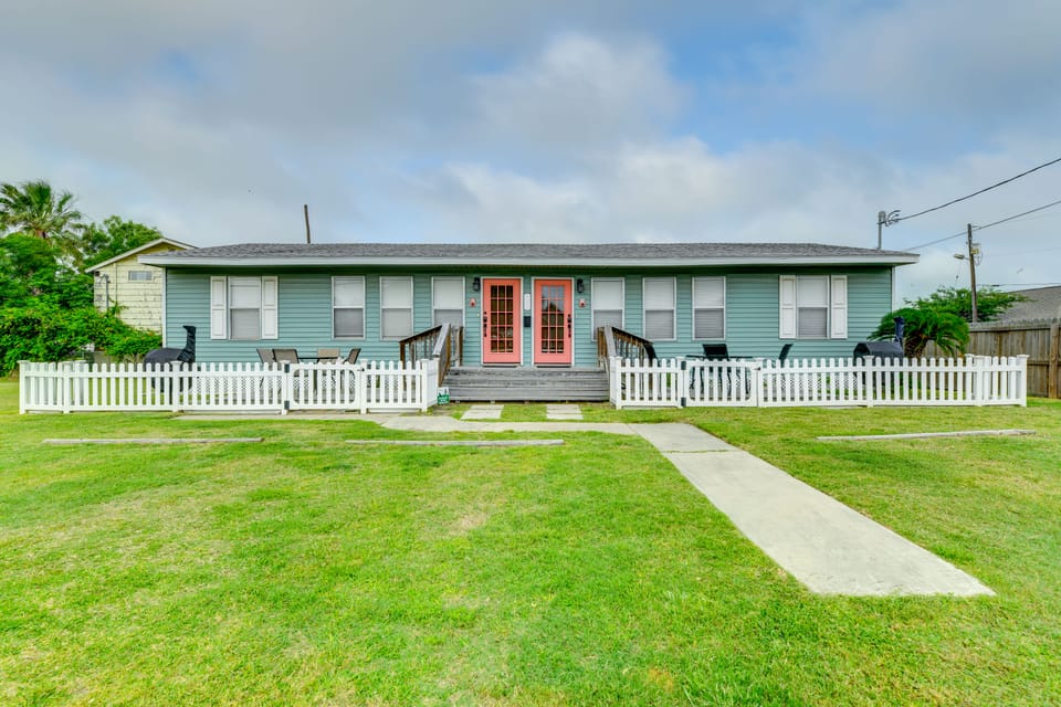 Walk to Beach & Pier: Updated Abode in Rockport! Apartment in Rockport