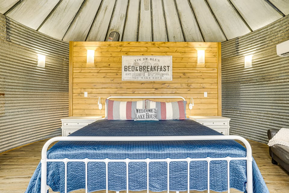 Tin De Blue Grainbury Silo and Cabins House in Texas