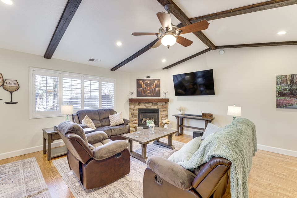 Walk Downtown: Remodeled Home in Murphys w/ Yard! House in Murphys