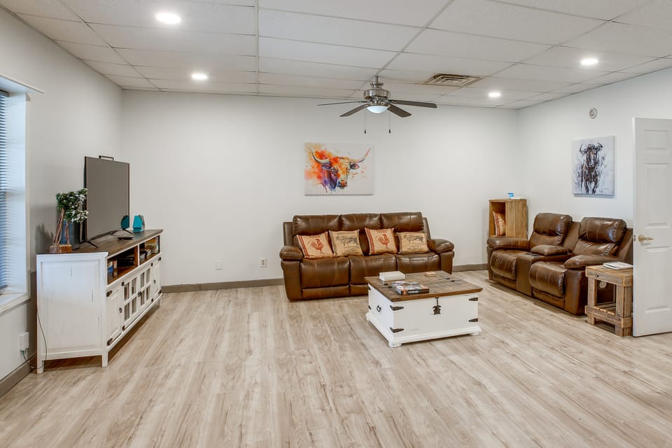 8 Mi to Kentucky Downs: Quiet Getaway w/ Patio Apartment in Tennessee