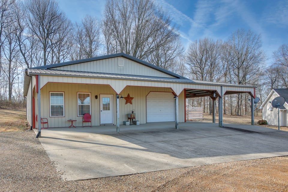 8 Mi to Kentucky Downs: Quiet Getaway w/ Patio Apartment in Tennessee