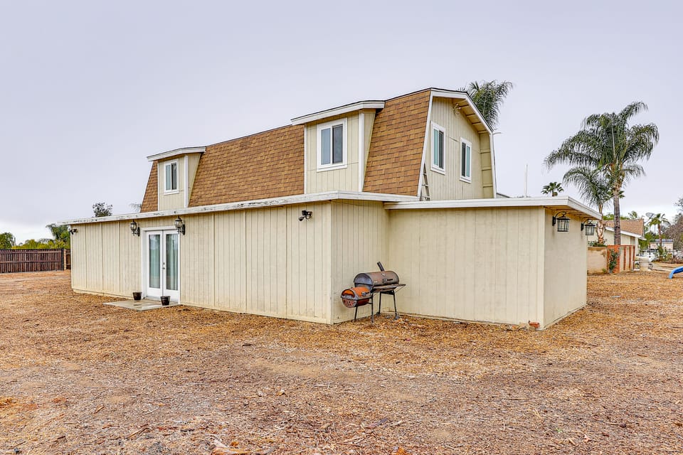 Patio & Workspace: Peaceful Riverside Retreat! Apartment in Riverside