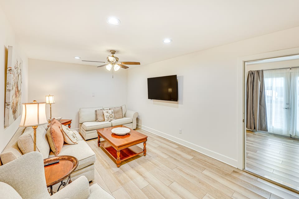 Patio & Workspace: Peaceful Riverside Retreat! Apartment in Riverside