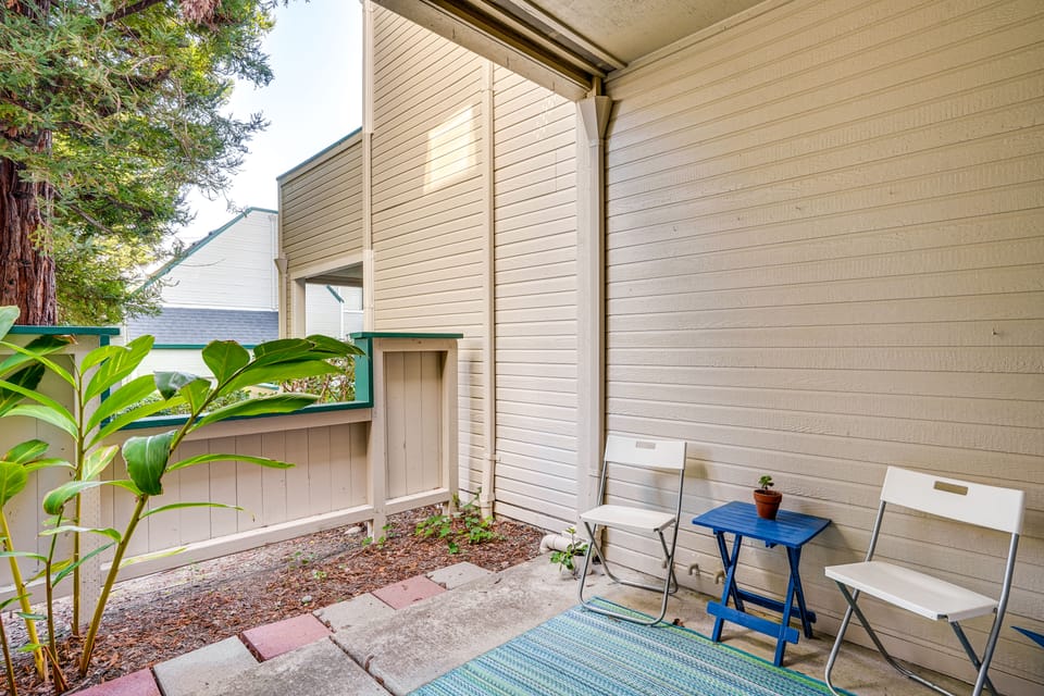 Stay & Play: Bay Area Condo w/ Community Pool! Apartment in Richmond