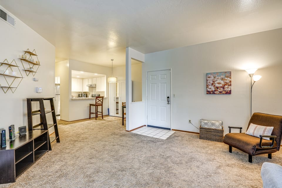 Stay & Play: Bay Area Condo w/ Community Pool! Apartment in Richmond