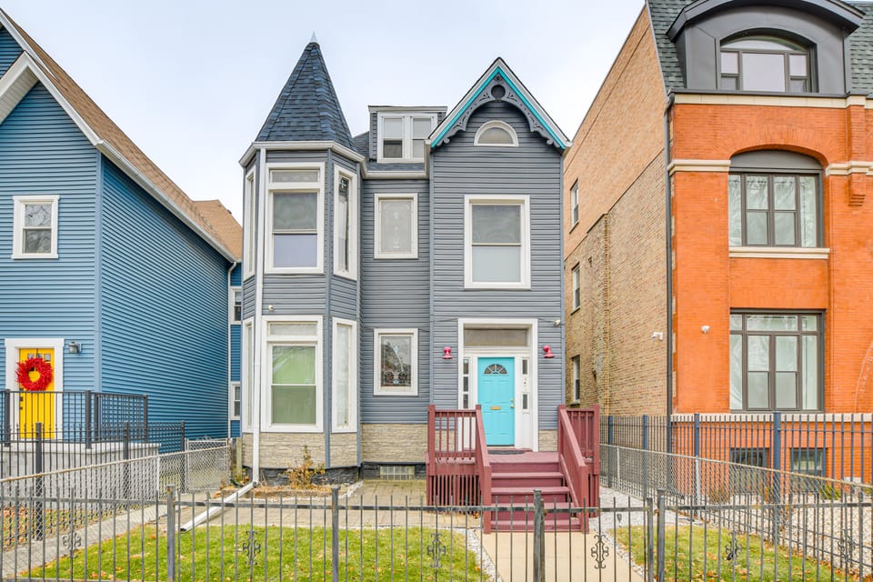 < 2 Mi to UChicago: Apt Near Bus Stops! Apartment in Chicago