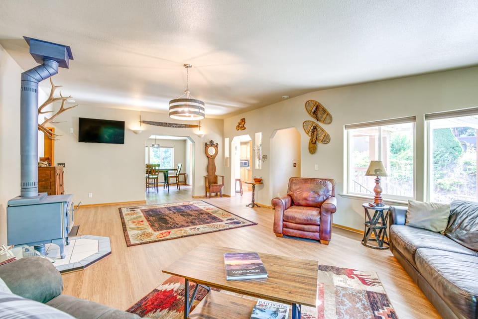 11 Acres of Adventure! Woodsy Mead Stay w/ Trails House in Washington