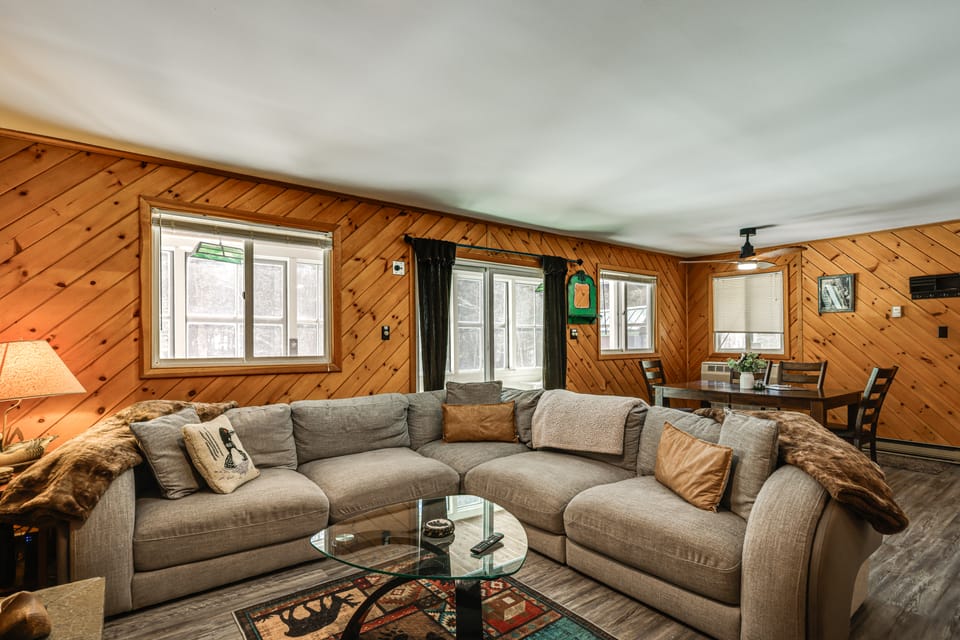 Winter Cabin w/ Hot Tub in Schroon Lake, NY! House in Adirondack Mountains