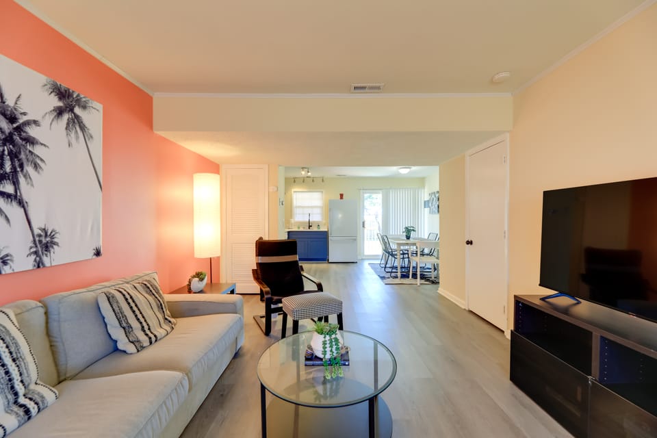 Walk to Atlantic Beach: Townhome w/ Patio! Apartment in Atlantic Beach