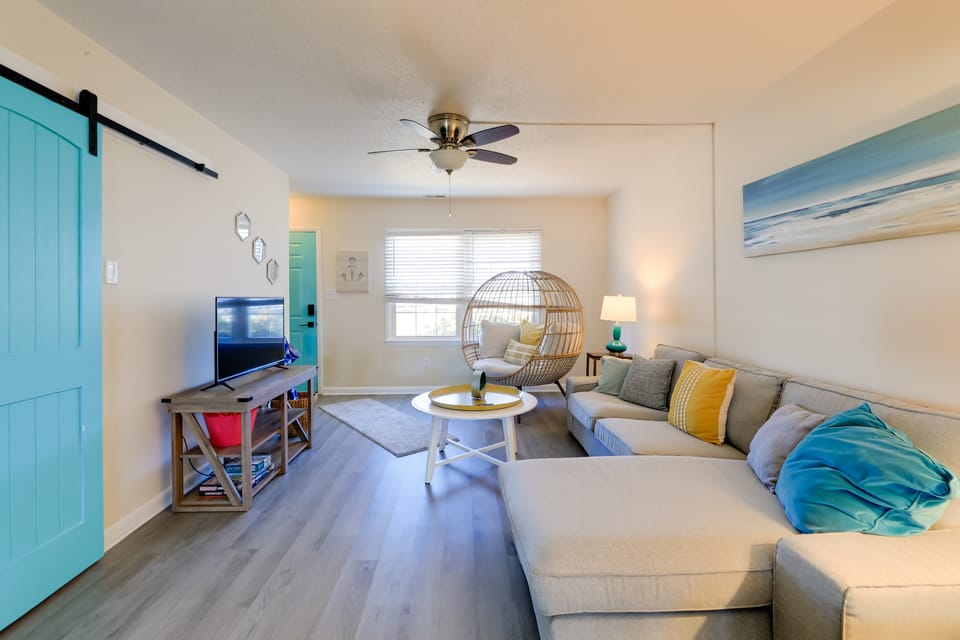 1/2 Mi to Atlantic Beach: Townhome w/ Balcony! Apartment in Atlantic Beach