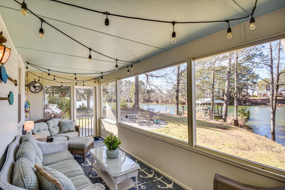 Waterfront Reedville Retreat w/ Hot Tub + Dock House in Virginia