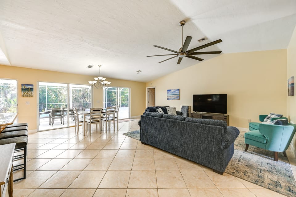 Hot Tub & Outdoor Pool: Bonita Springs Getaway! House in Bonita Springs
