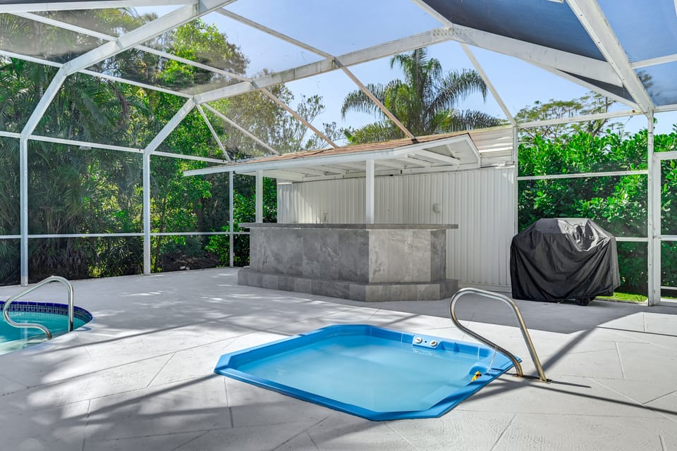 Hot Tub & Outdoor Pool: Bonita Springs Getaway! House in Bonita Springs