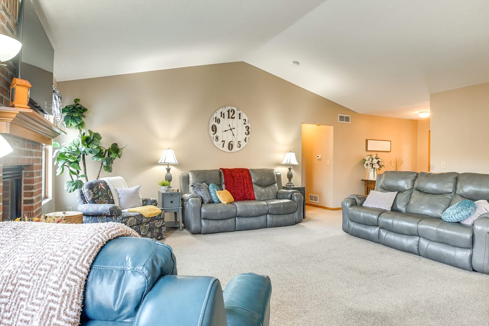 17 Mi to Columbus: Pickerington Home w/ Fire Pit! House in Pickerington