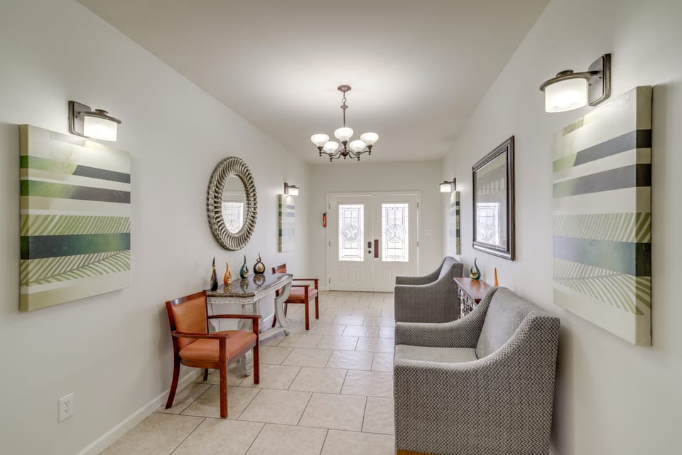 Pool Table & Patio w/ Bar: Spacious Houston Gem! House in Houston