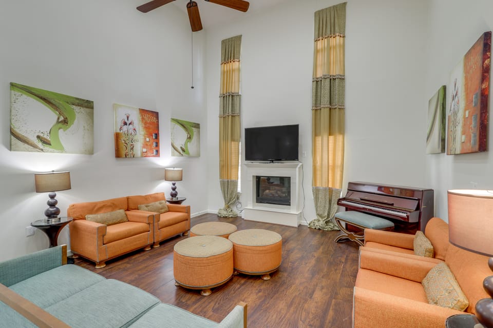 Pool Table & Patio w/ Bar: Spacious Houston Gem! House in Houston