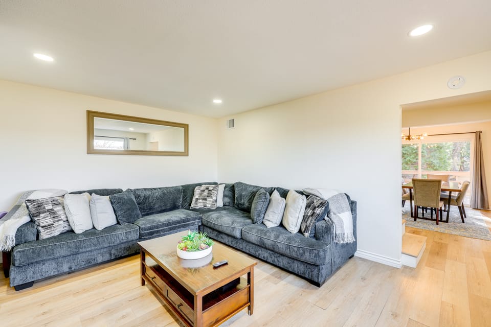 Spacious Family Home w/ Deck in Lake Arrowhead! House in Lake Arrowhead