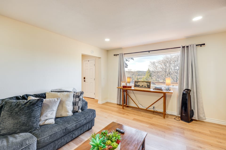 Spacious Family Home w/ Deck in Lake Arrowhead! House in Lake Arrowhead