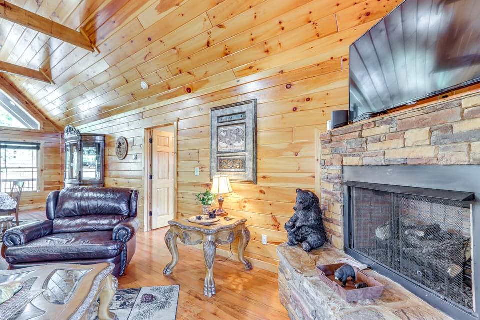 Blue Ridge The Ciderhouse Cabin w/ Hot Tub House in Georgia