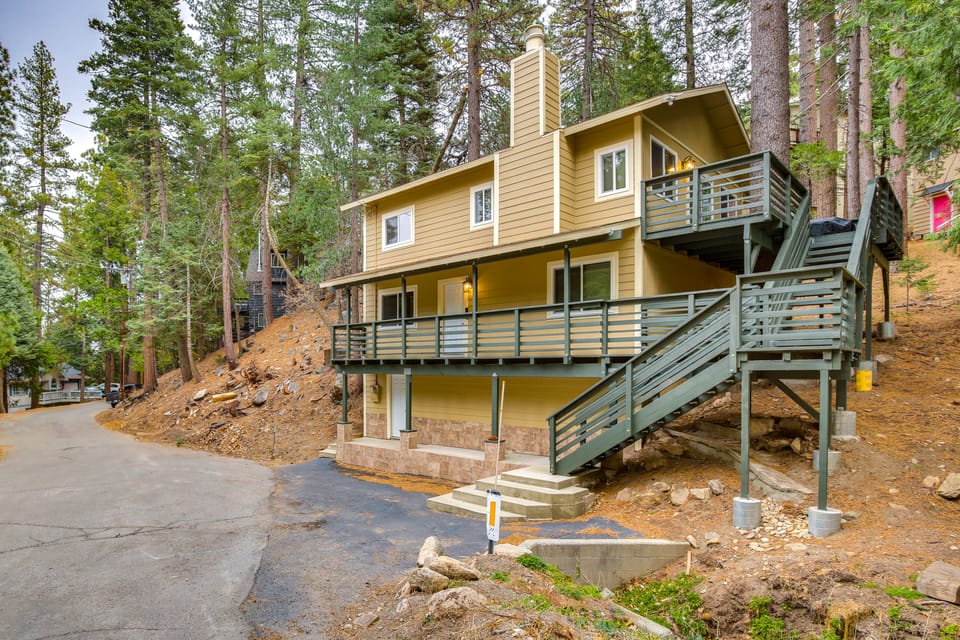 4 Mi to Lake Arrowhead: Cabin w/ Grill & Deck! House in San Bernardino