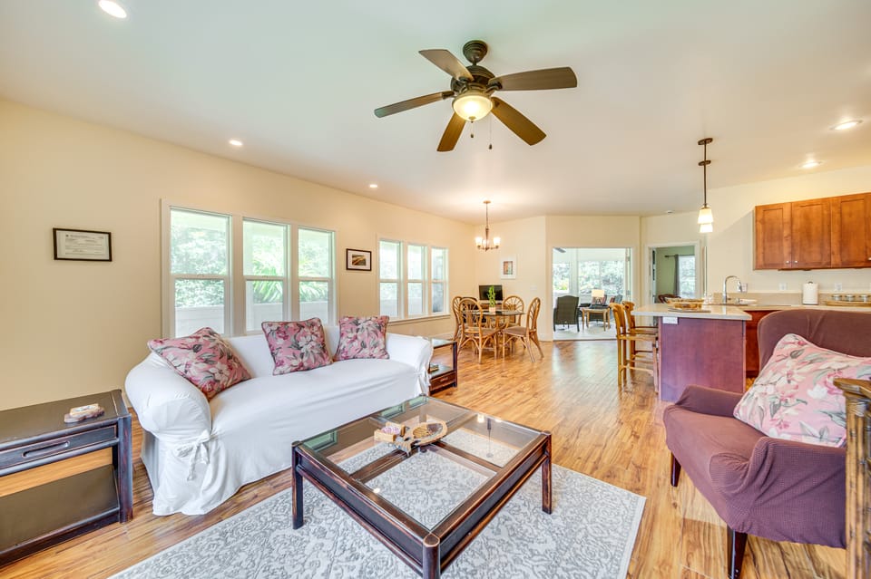 Beach Gear Provided! Lush, Quiet Hawaiian Hideaway House in Big Island