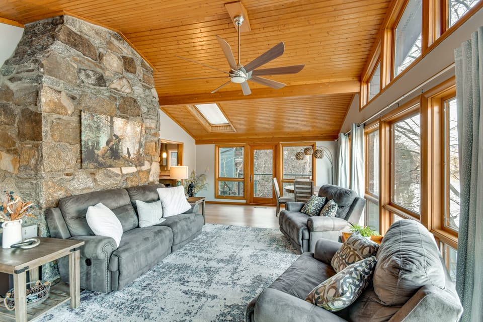 Hot Tub + Mtn Views! Rumbling Bald Resort Cabin House in Lake Lure