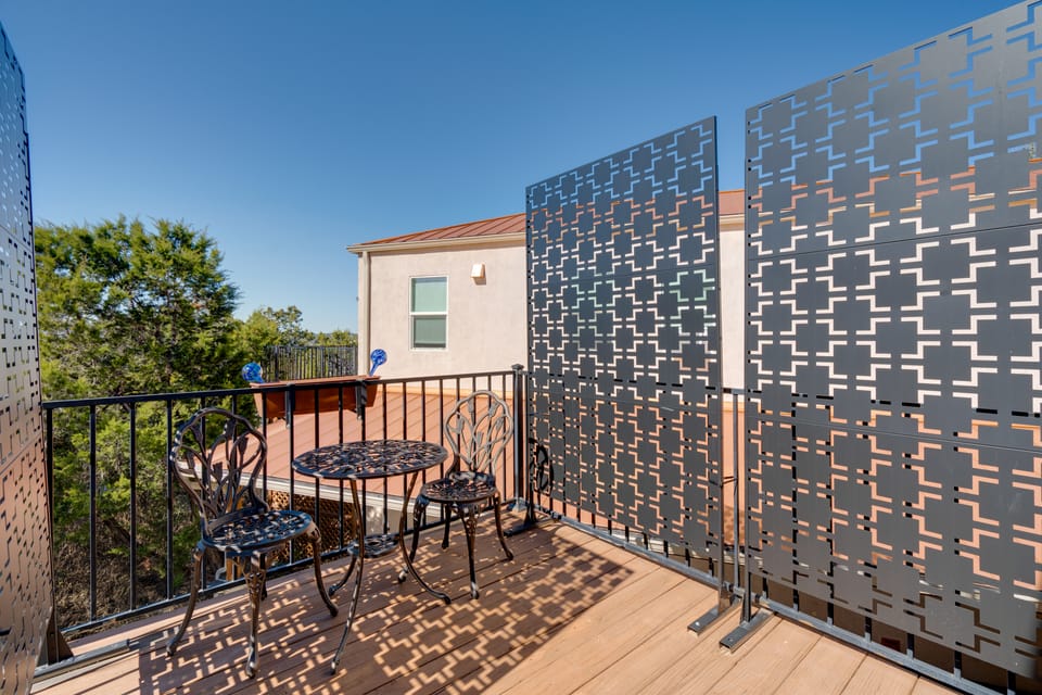 Stylish Apt Near Lake Travis w/ Entertainment Apartment in Lake Austin