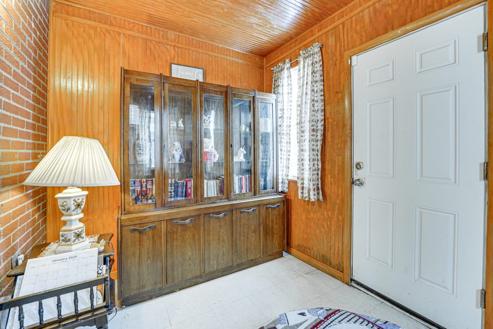 15 Mi to Dtwn Detroit: Cozy Family Home w/ Yard! House in Detroit