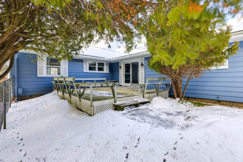9 Mi to Lake George Village: Home in Queensbury House in Queensbury