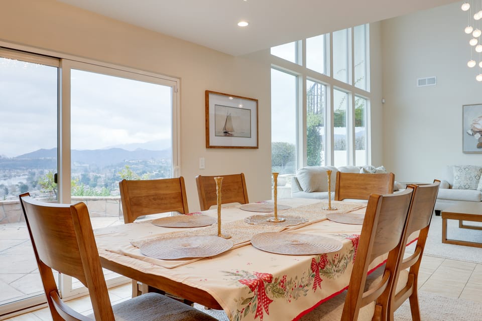 2 Mi to Promenade at Westlake: Mtn-View Haven! House in Westlake Village