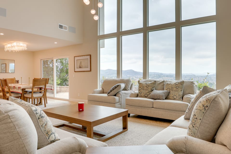 2 Mi to Promenade at Westlake: Mtn-View Haven! House in Westlake Village