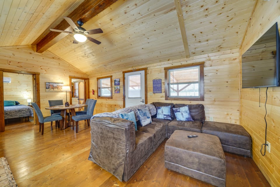 Pond-View Cabin Near Louisville on Racehorse Farm! House in Indiana