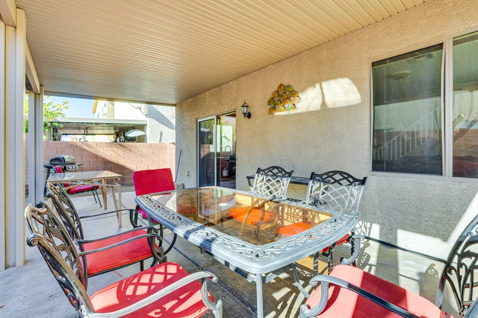 Stay & Play in Las Vegas: Spacious Home for Groups House in Spring Valley