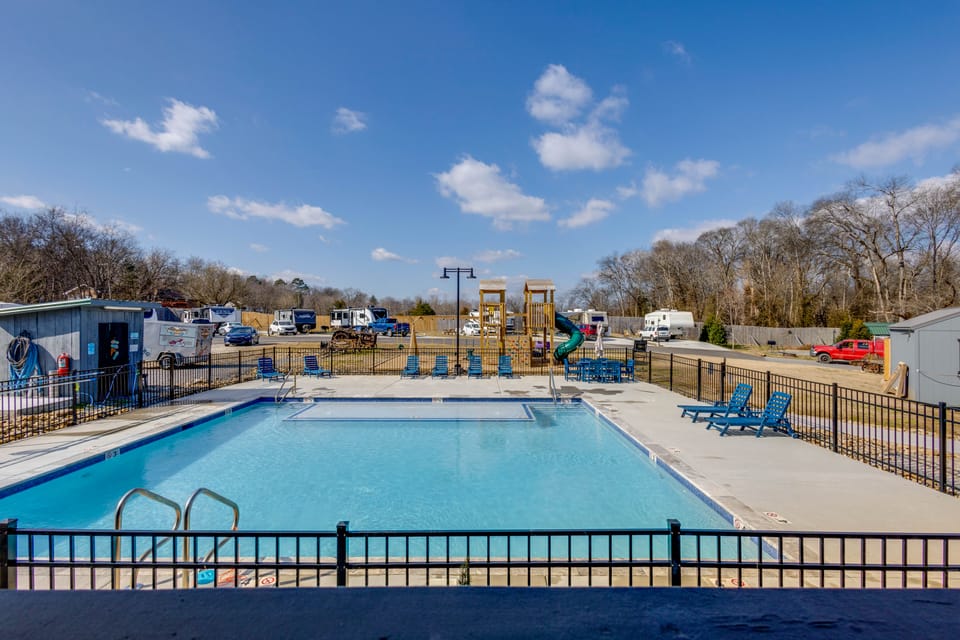 Patio, Fire Pit & Grill: Central Sevierville Cabin House in Sevierville