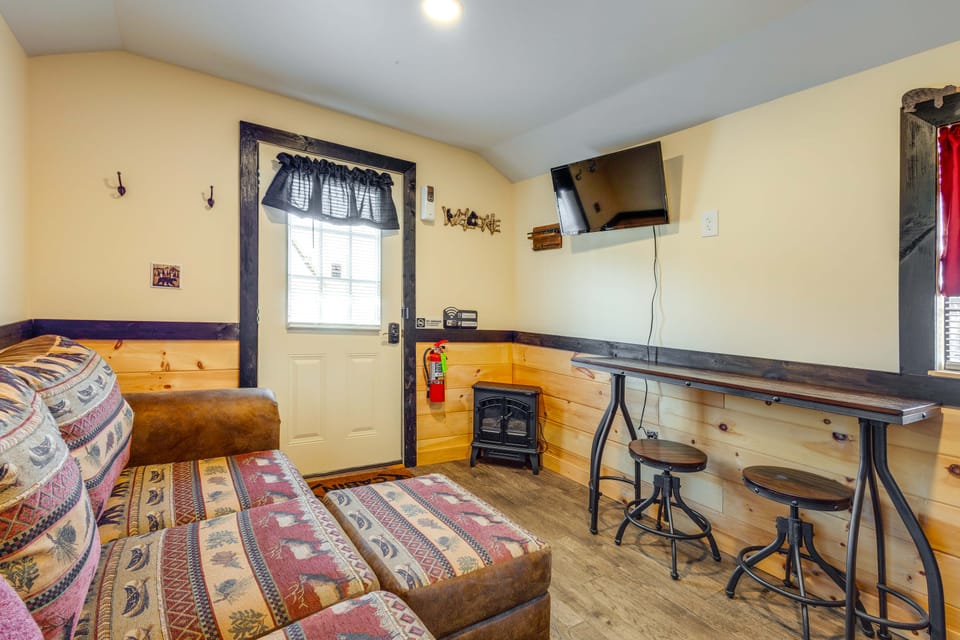 7 Mi to Dollywood: Cozy Cabin w/ Patio & Grill! House in Sevierville