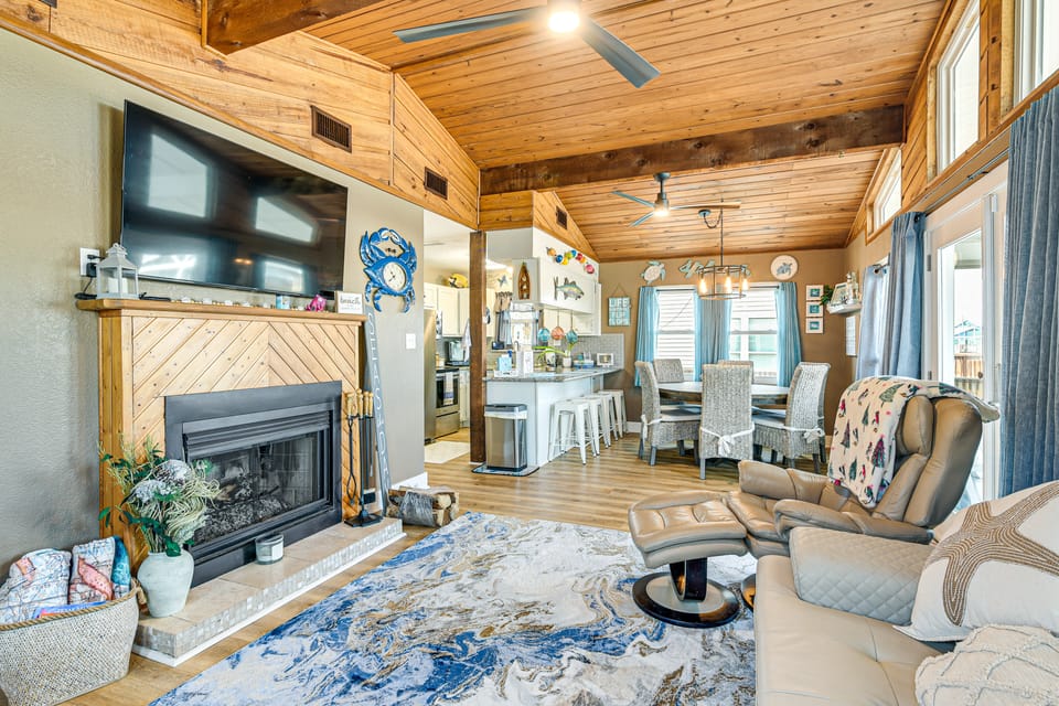 Fish, Crab, Unwind! Canal-Front Gem in Galveston House in Galveston Island