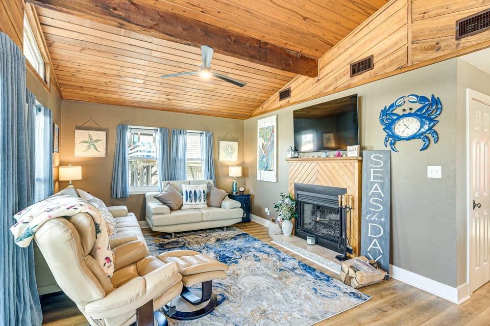 Fish, Crab, Unwind! Canal-Front Gem in Galveston House in Galveston Island
