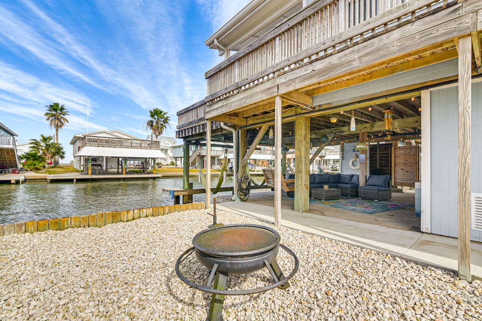 Fish, Crab, Unwind! Canal-Front Gem in Galveston House in Galveston Island