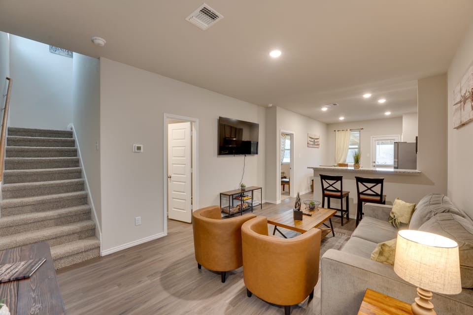 6 Mi to Lackland AFB: Hot Tub, Pool & Game Room! House in San Antonio