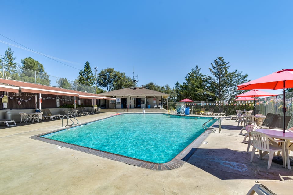 Access to Pine Mountain Lake: Family Cabin w/ Deck House in Groveland