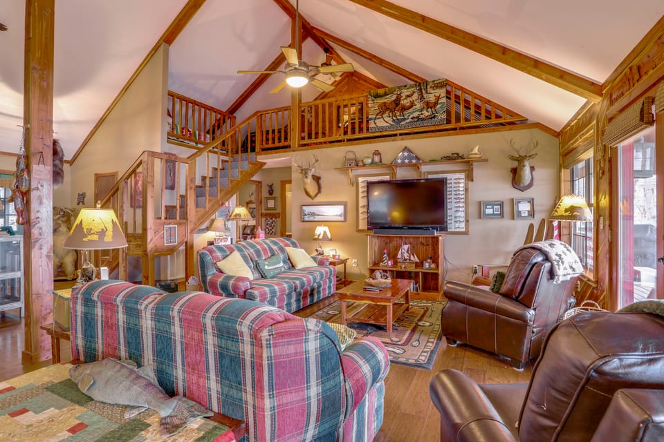 Deck & Fire Pit: Waterfront Cabin in Greers Ferry! House in Greers Ferry Lake