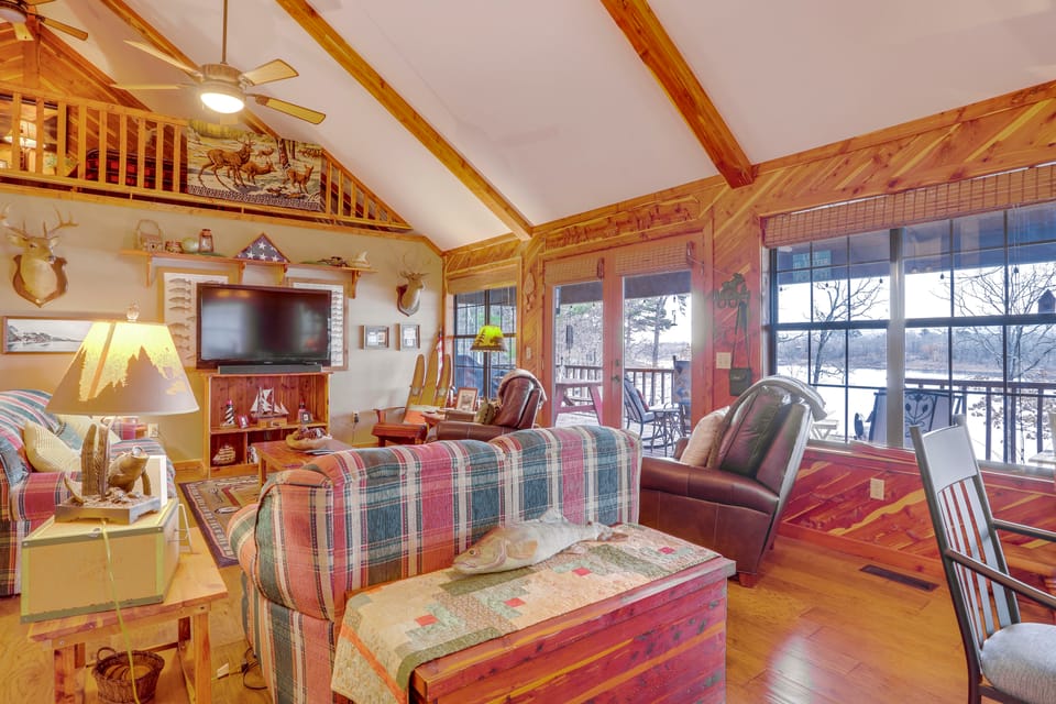 Deck & Fire Pit: Waterfront Cabin in Greers Ferry! House in Greers Ferry Lake