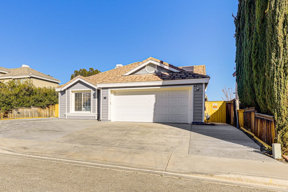 10 Mi to Mojave Narrows: Victorville Studio Apartment in Victorville